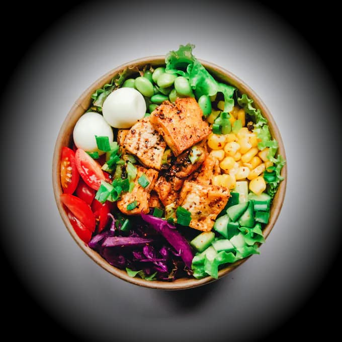 Protein-rich buddha bowl with tofu, eggs and vegetables
